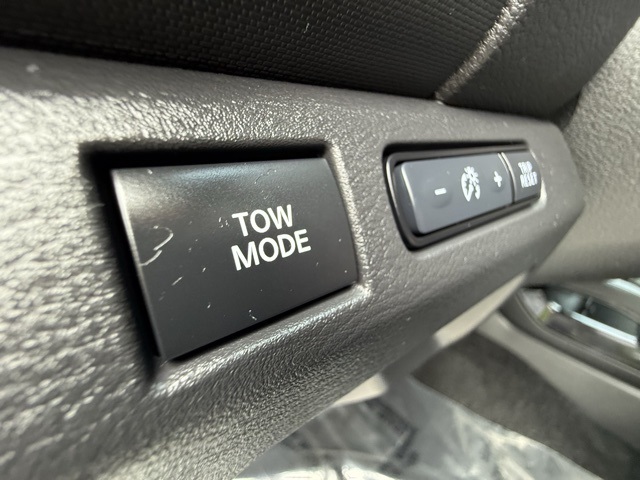 Vehicle image 32 of 44
