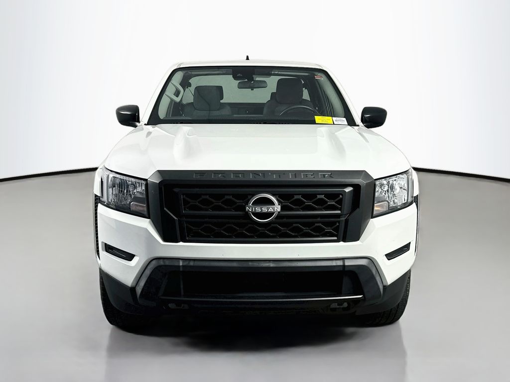 2022 Nissan Frontier S Image 2 of 32