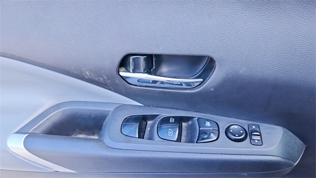 Vehicle image 17 of 33
