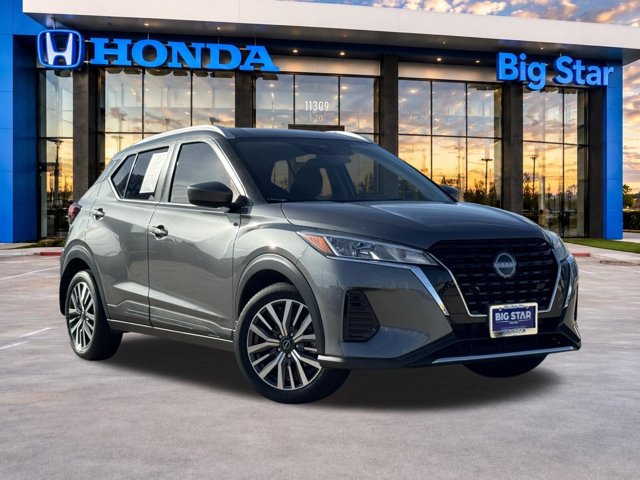 2022 Nissan Kicks SV Image 2 of 24