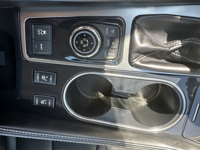 Vehicle image 21 of 28