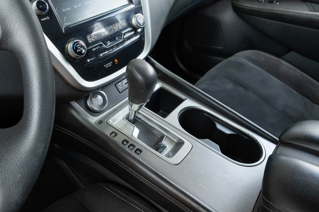 Vehicle image 14 of 18