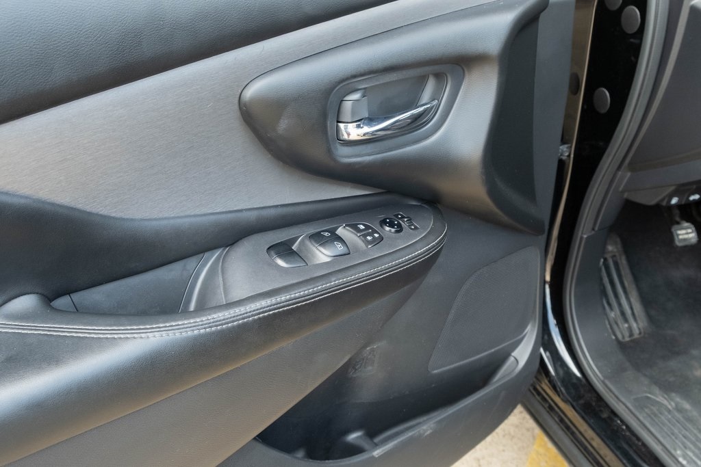 Vehicle image 6 of 18