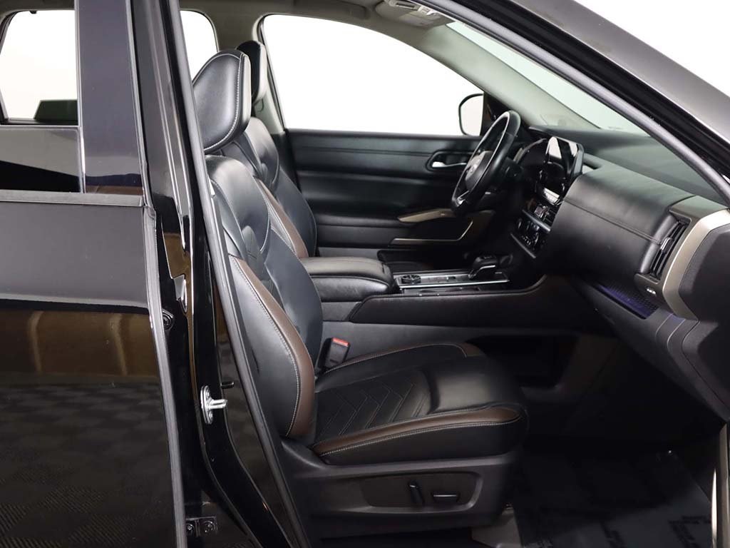 Vehicle image 33 of 71