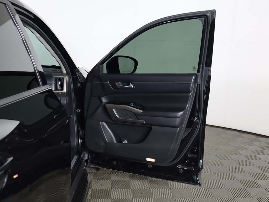 Vehicle image 27 of 71