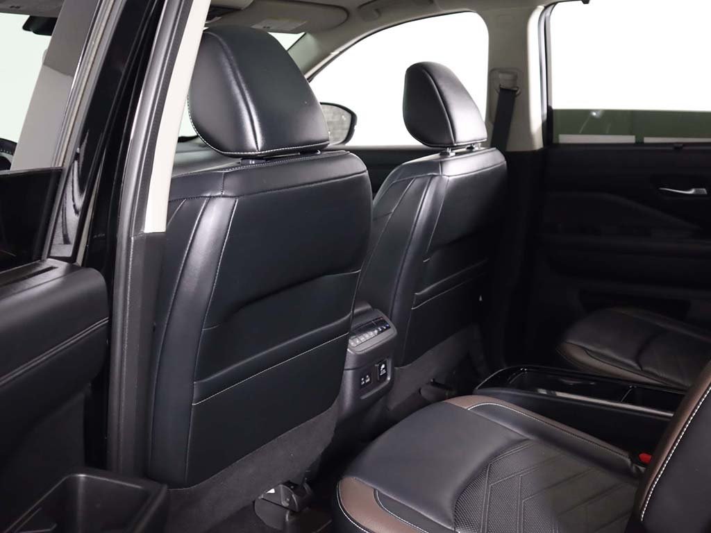 Vehicle image 34 of 71