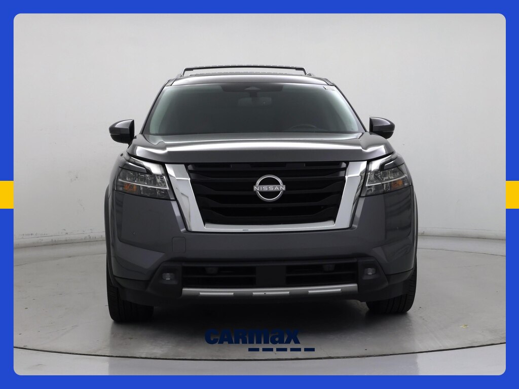 2022 Nissan Pathfinder Platinum Image 2 of 24