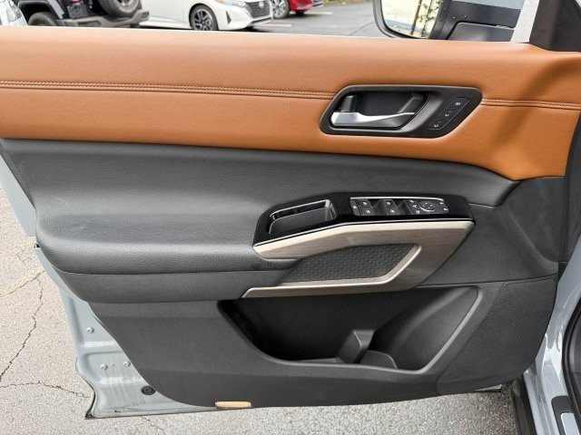 Vehicle image 27 of 38