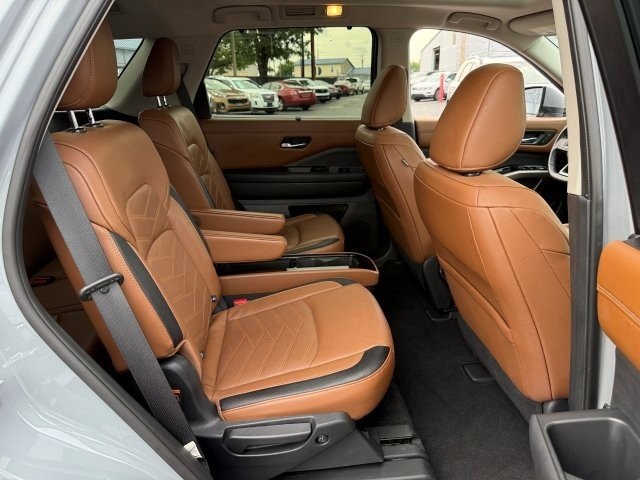 Vehicle image 11 of 38