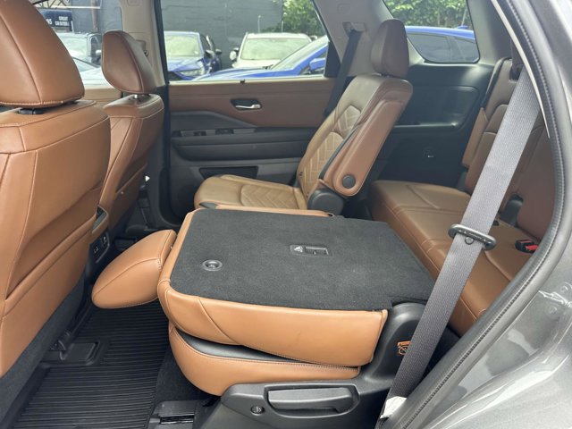 Vehicle image 18 of 34