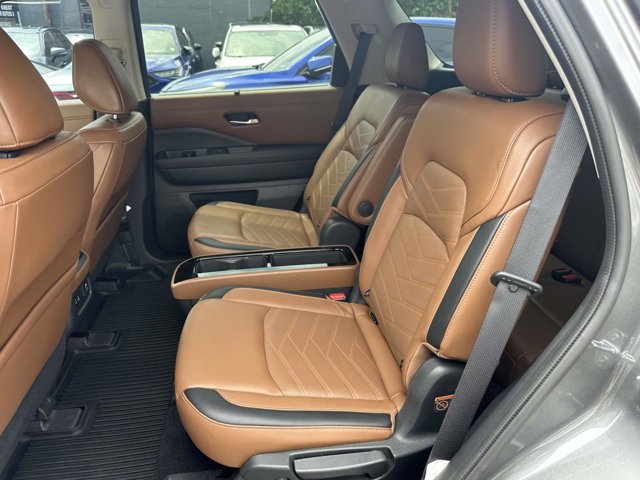 Vehicle image 21 of 34