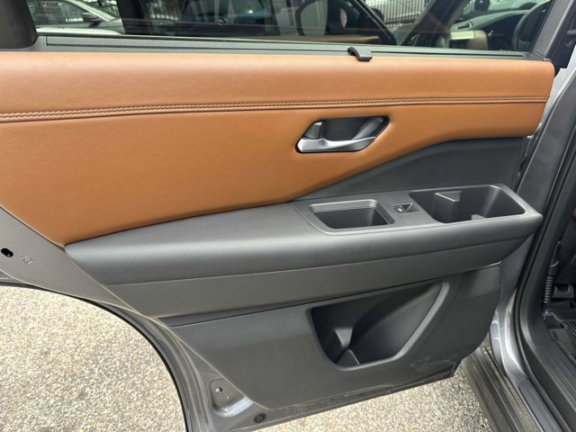 Vehicle image 19 of 34