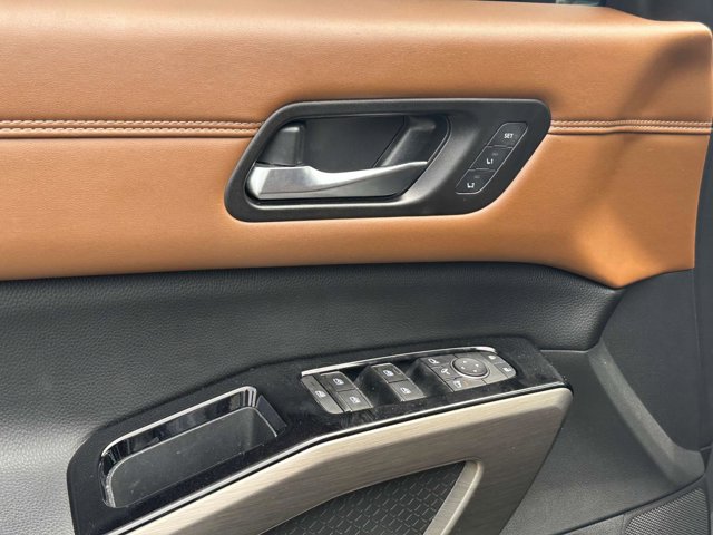 Vehicle image 14 of 34
