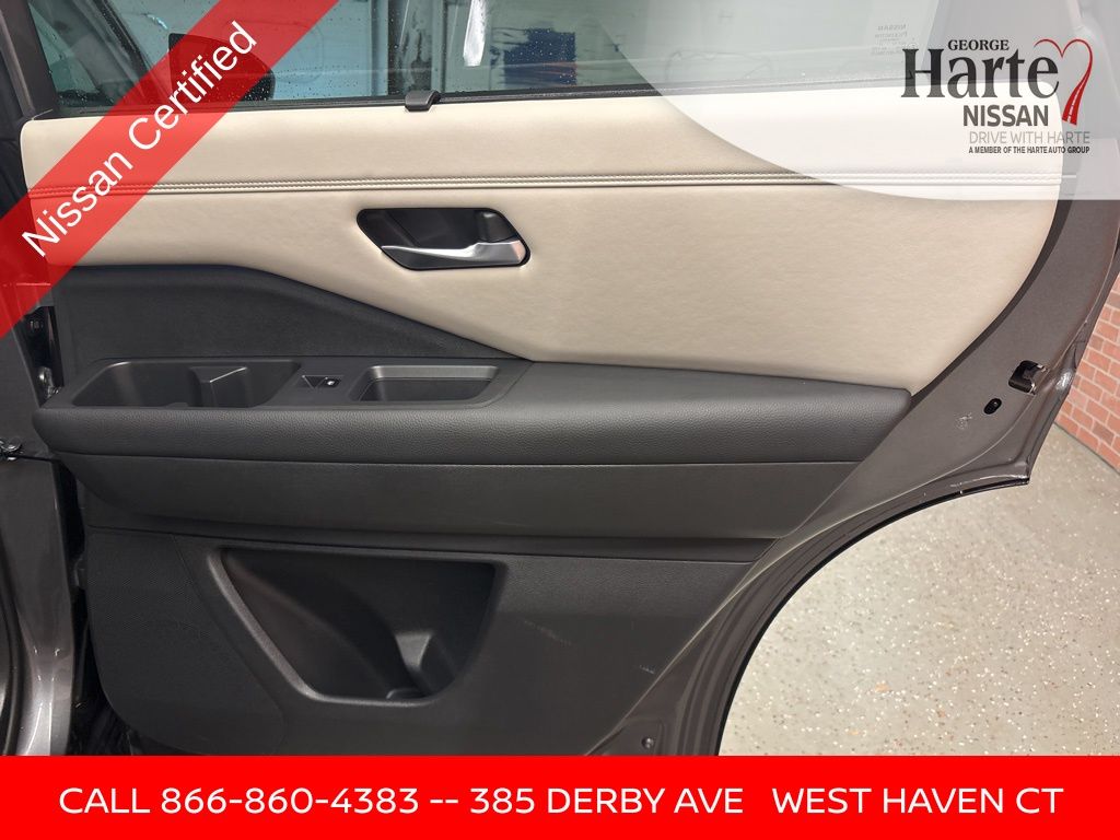 Vehicle image 33 of 71