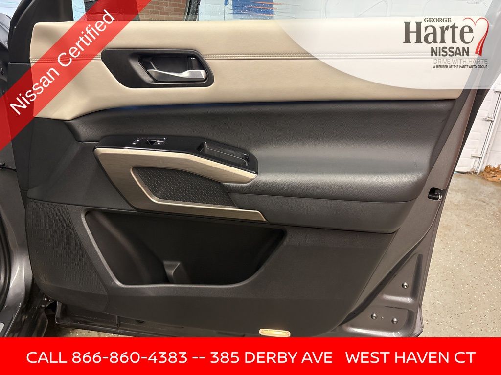 Vehicle image 37 of 71
