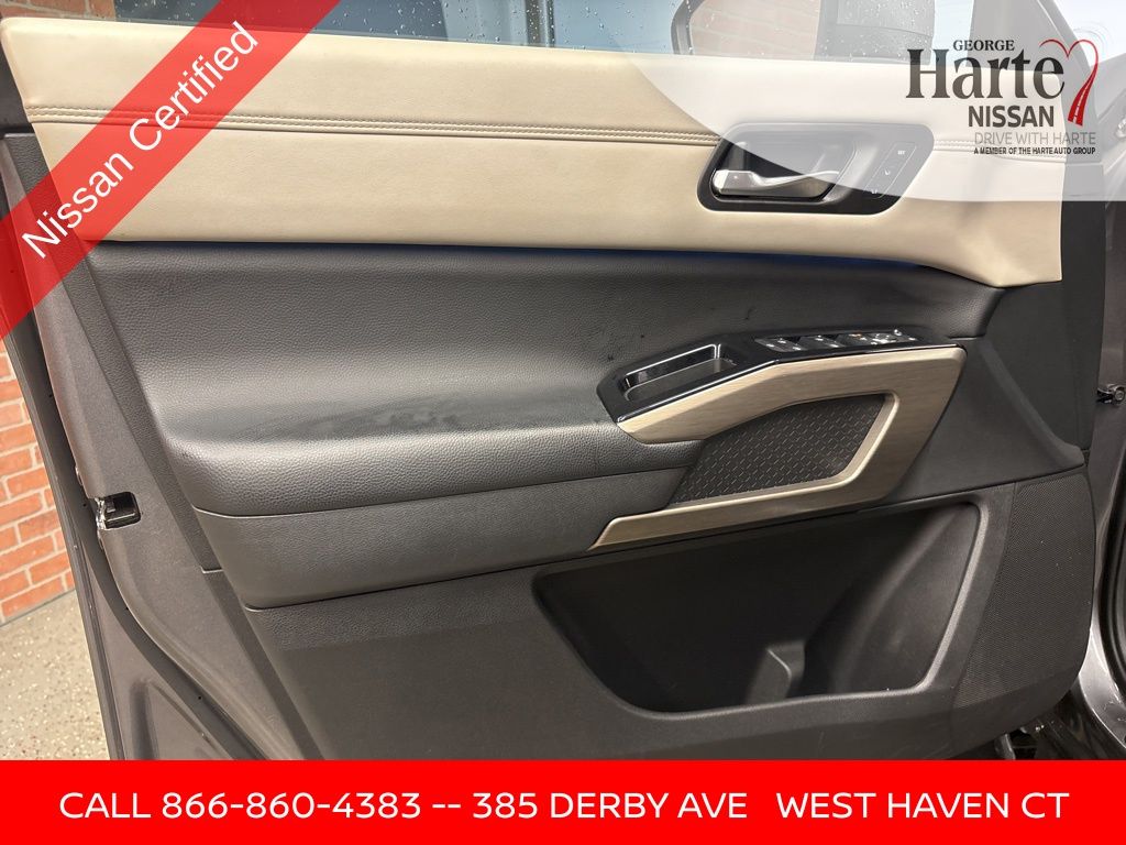 Vehicle image 21 of 71
