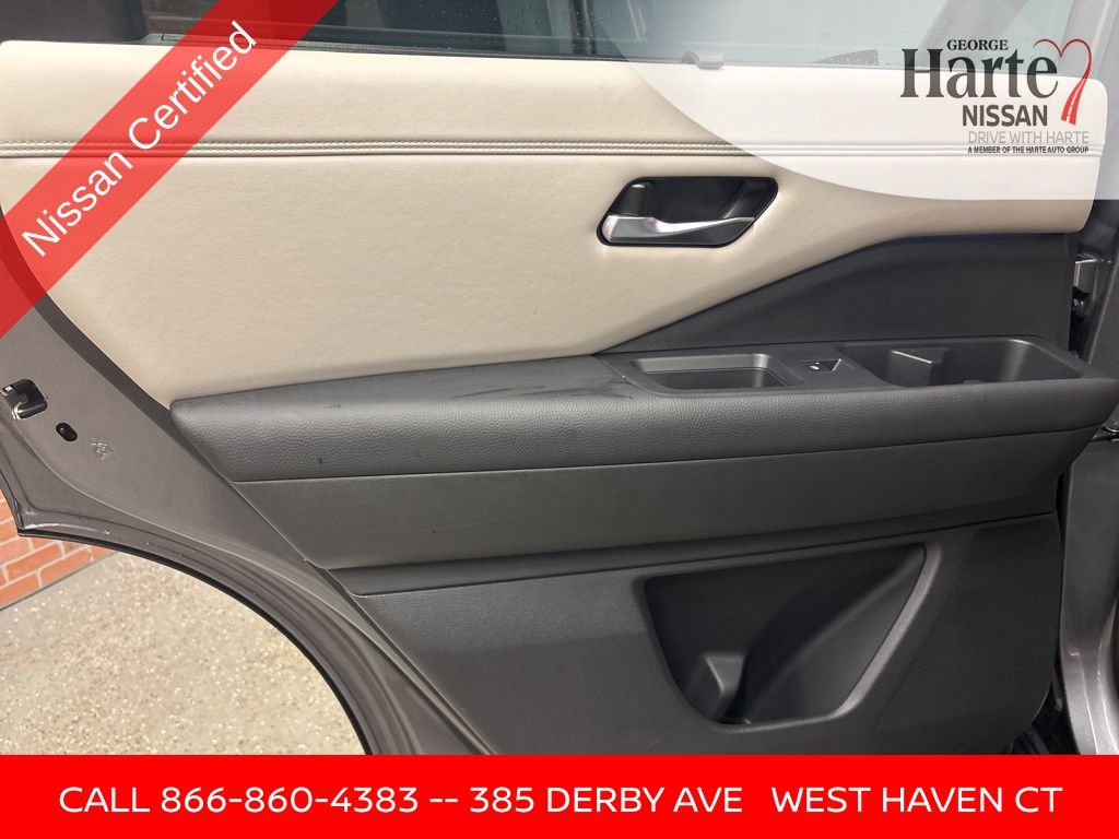 Vehicle image 27 of 71