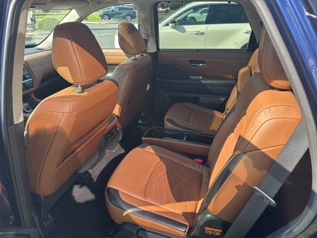 Vehicle image 10 of 23