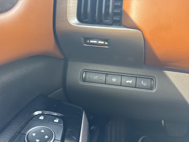 Vehicle image 21 of 23