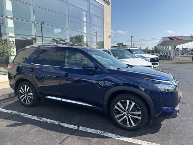 Vehicle image 3 of 23