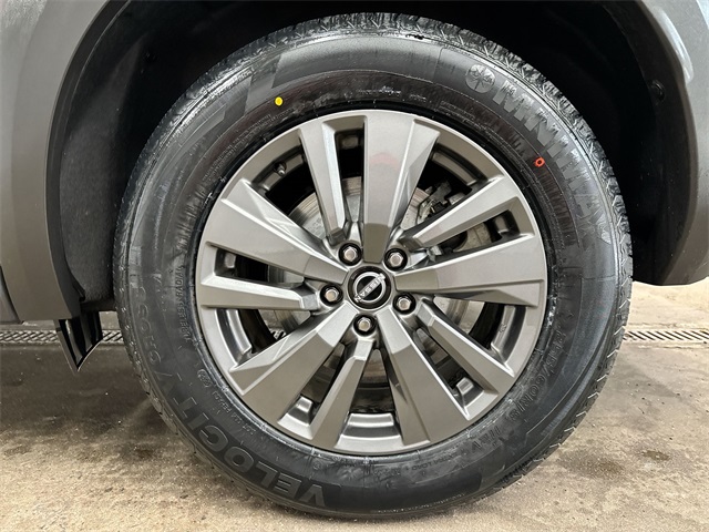 Vehicle image 10 of 23