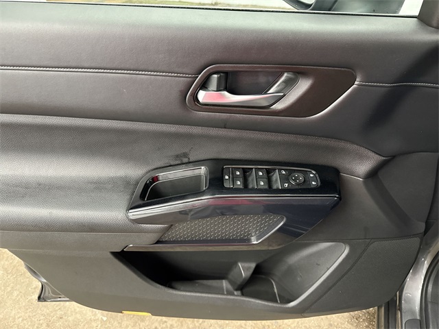 Vehicle image 21 of 23