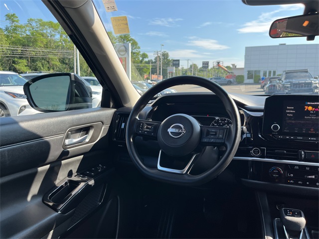 Vehicle image 13 of 27