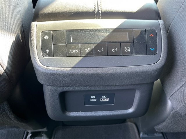 Vehicle image 25 of 27