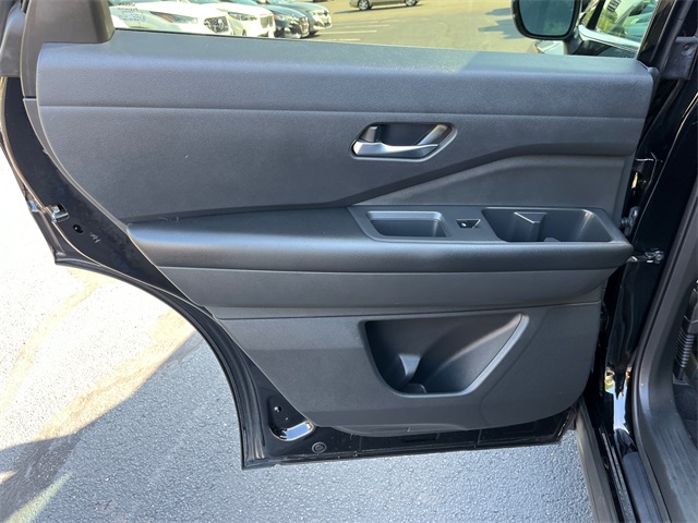 Vehicle image 24 of 27
