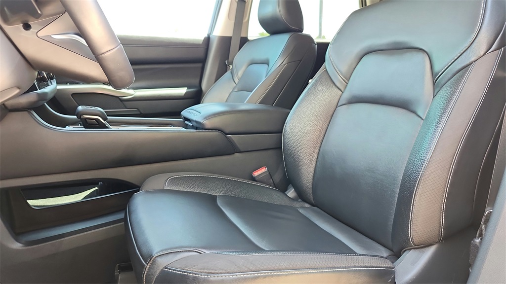 Vehicle image 15 of 42