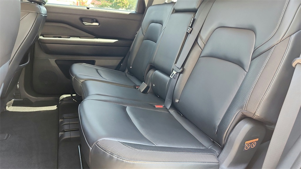 Vehicle image 14 of 42