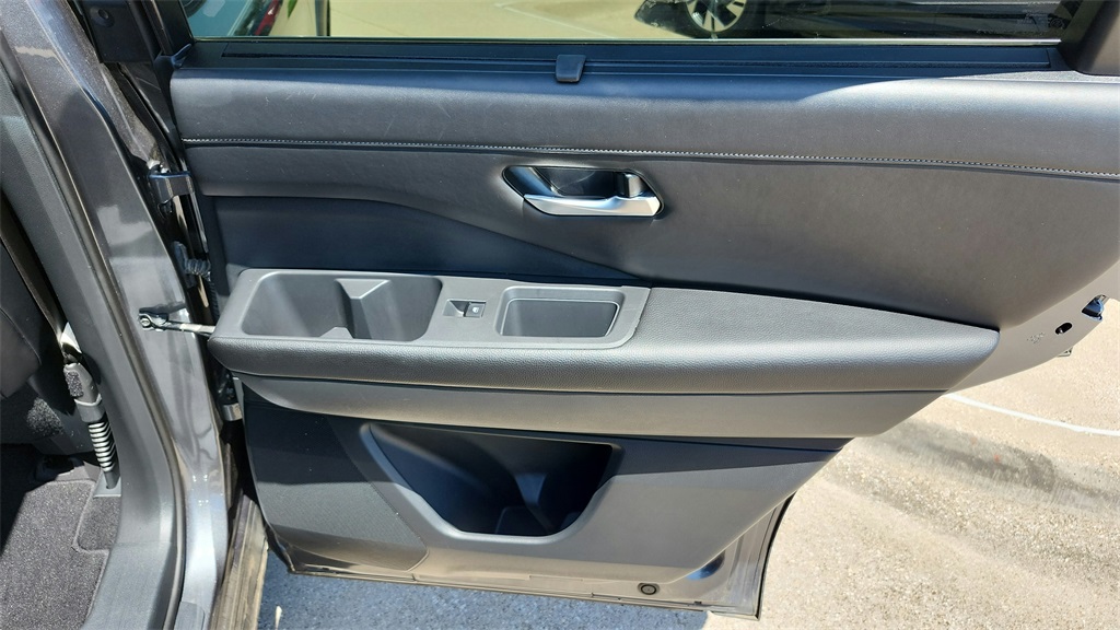 Vehicle image 26 of 42