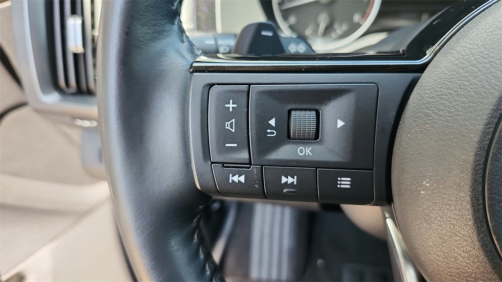 Vehicle image 30 of 42