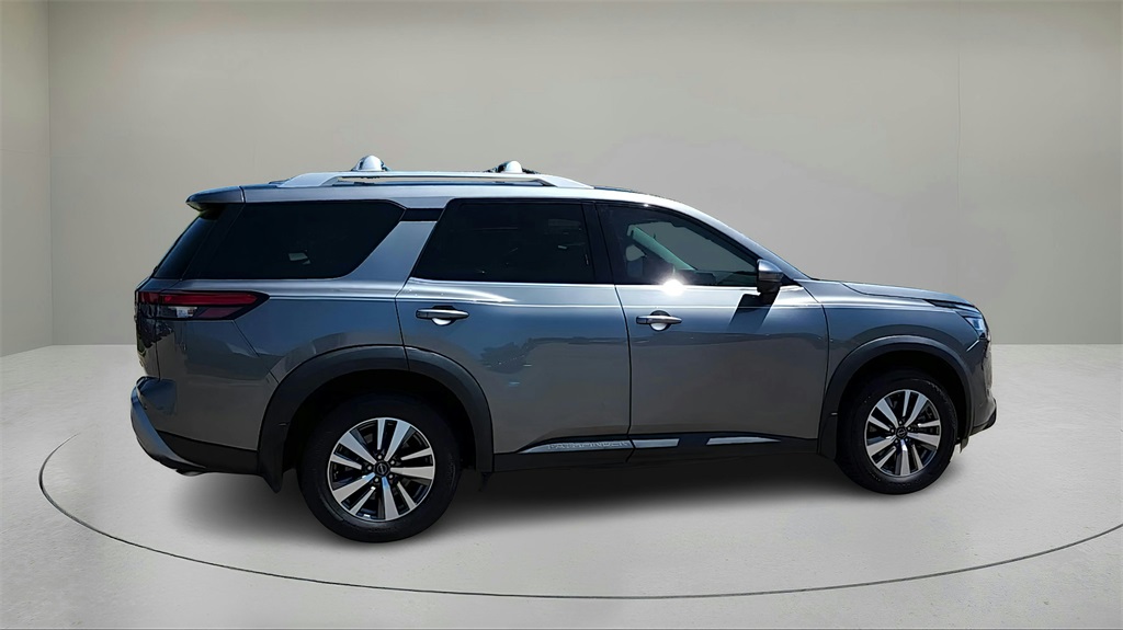 Vehicle image 4 of 42