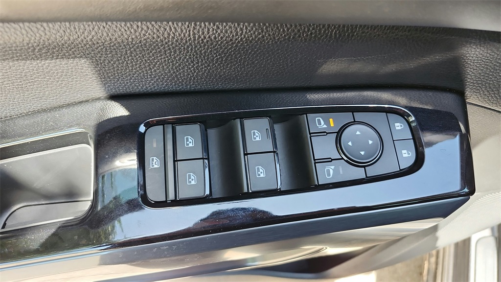 Vehicle image 32 of 42