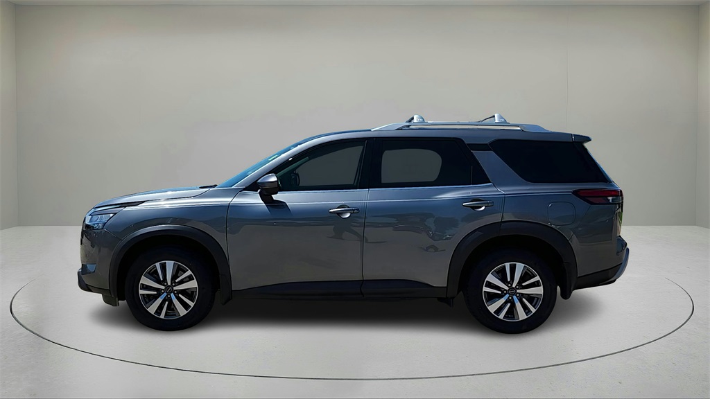 Vehicle image 8 of 42