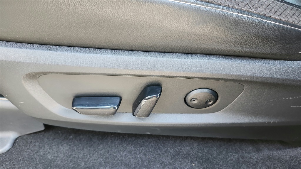 Vehicle image 39 of 42