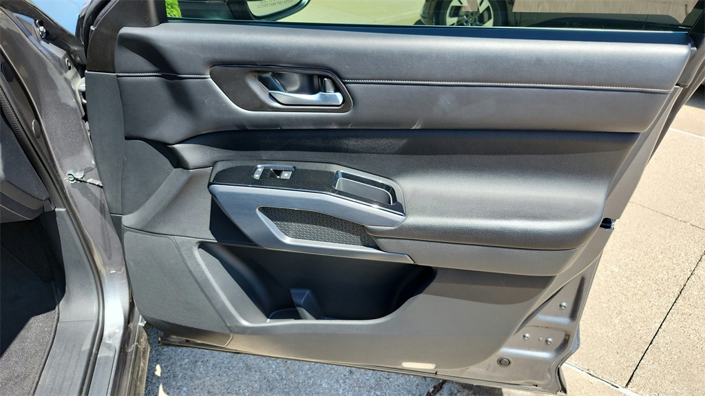 Vehicle image 27 of 42