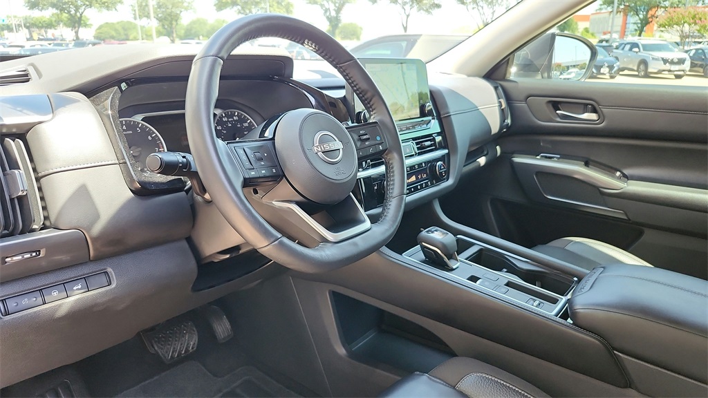Vehicle image 17 of 42
