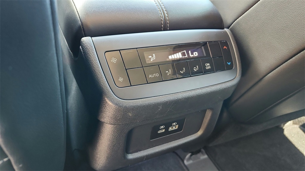Vehicle image 37 of 42