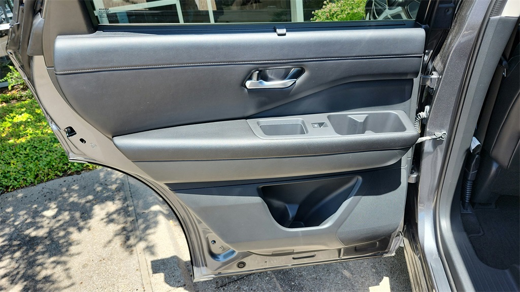 Vehicle image 28 of 42