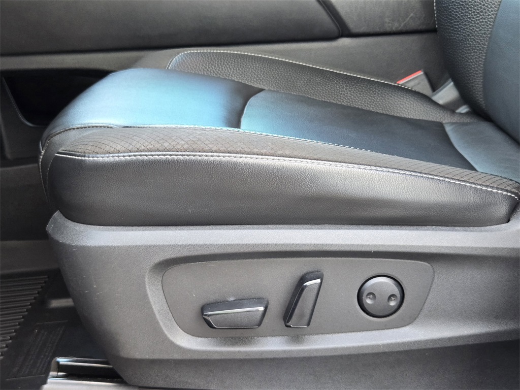 Vehicle image 22 of 30