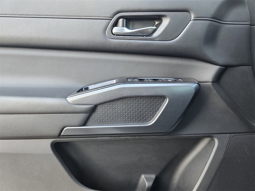 Vehicle image 21 of 30