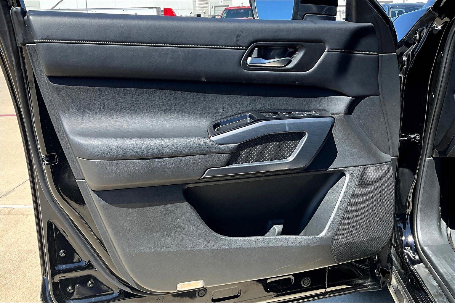 Vehicle image 21 of 42