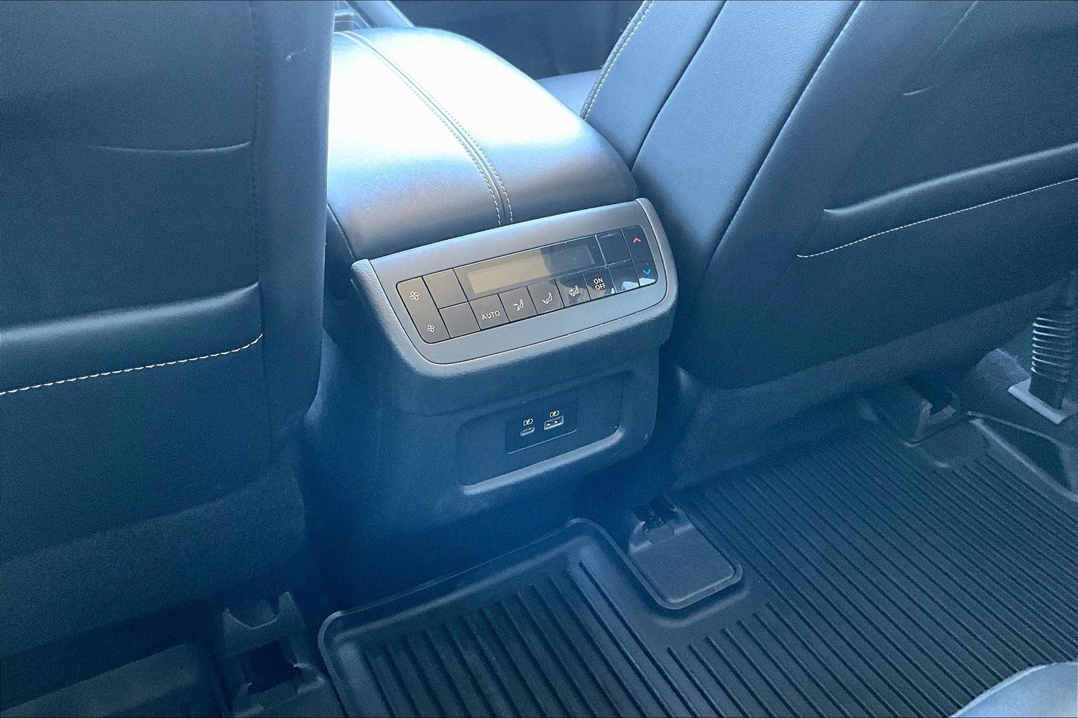 Vehicle image 29 of 42