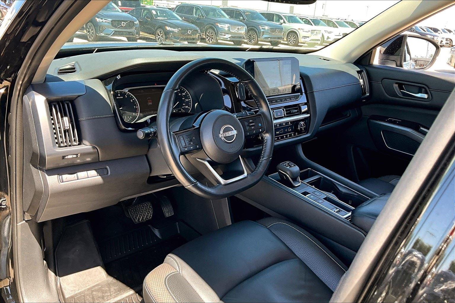 Vehicle image 17 of 42