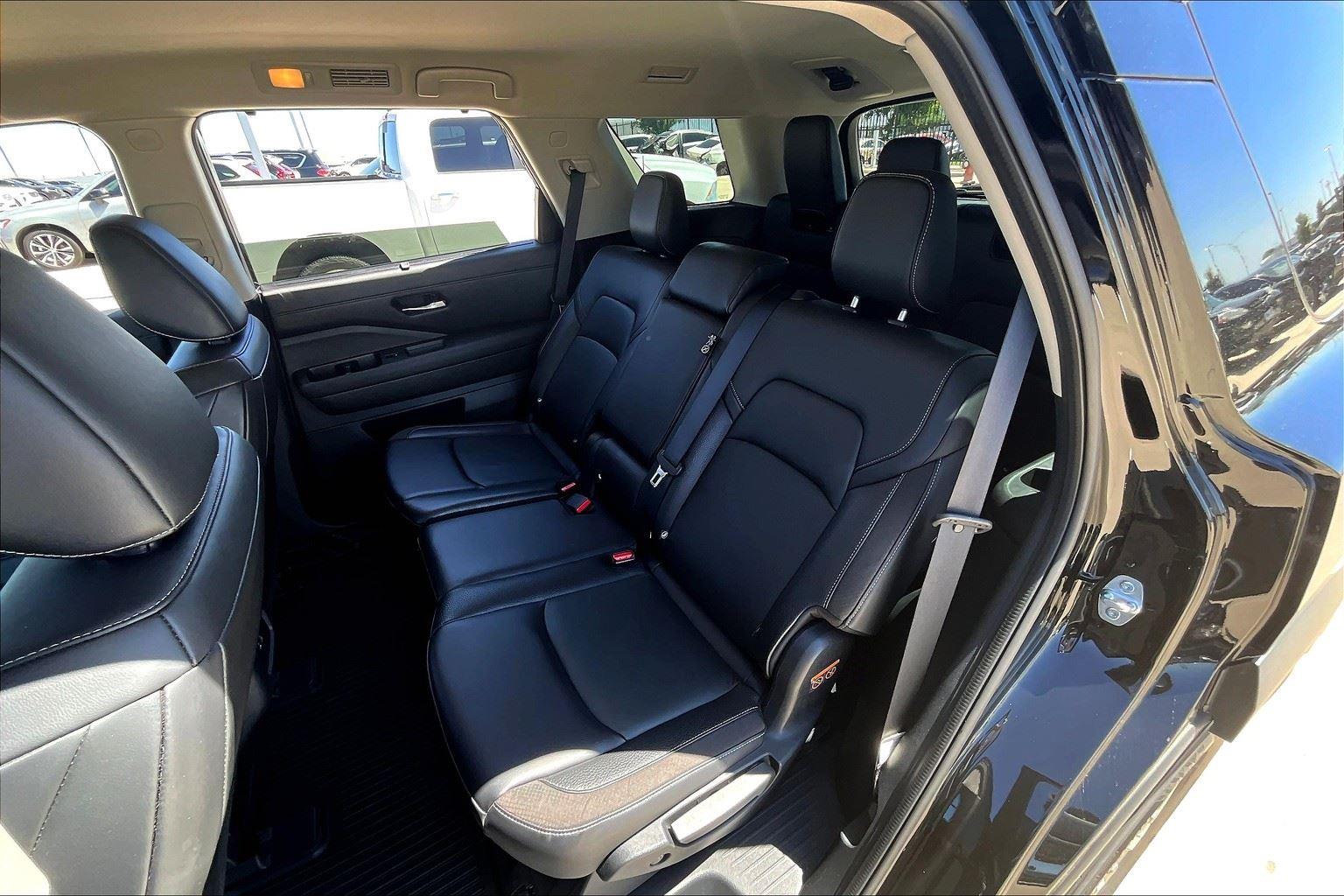 Vehicle image 32 of 42