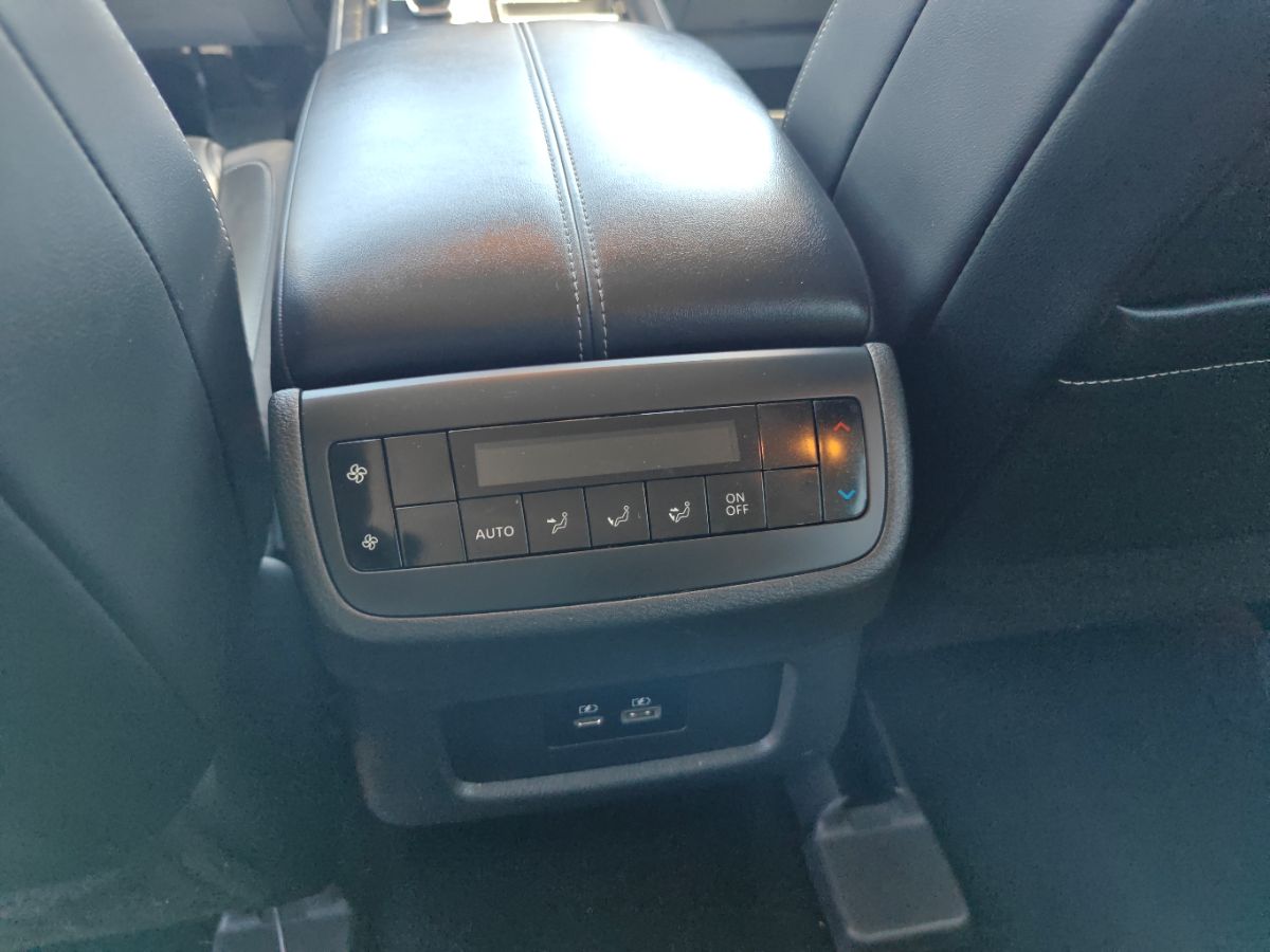 Vehicle image 21 of 35