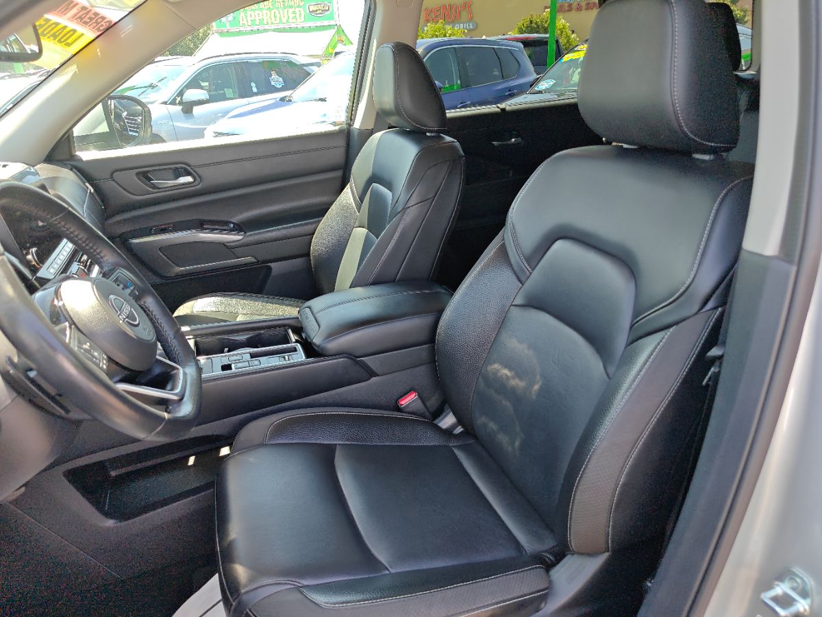 Vehicle image 25 of 35