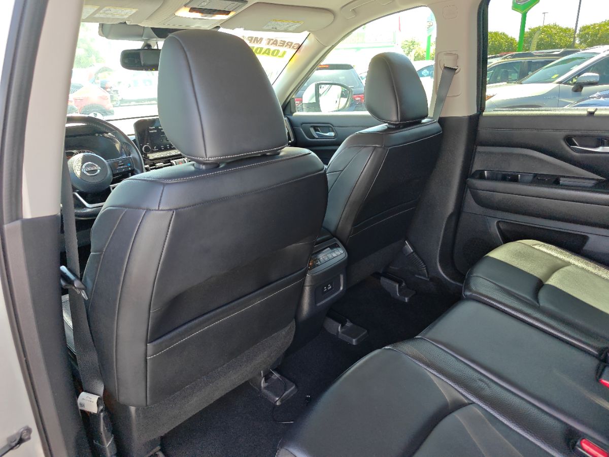 Vehicle image 19 of 35